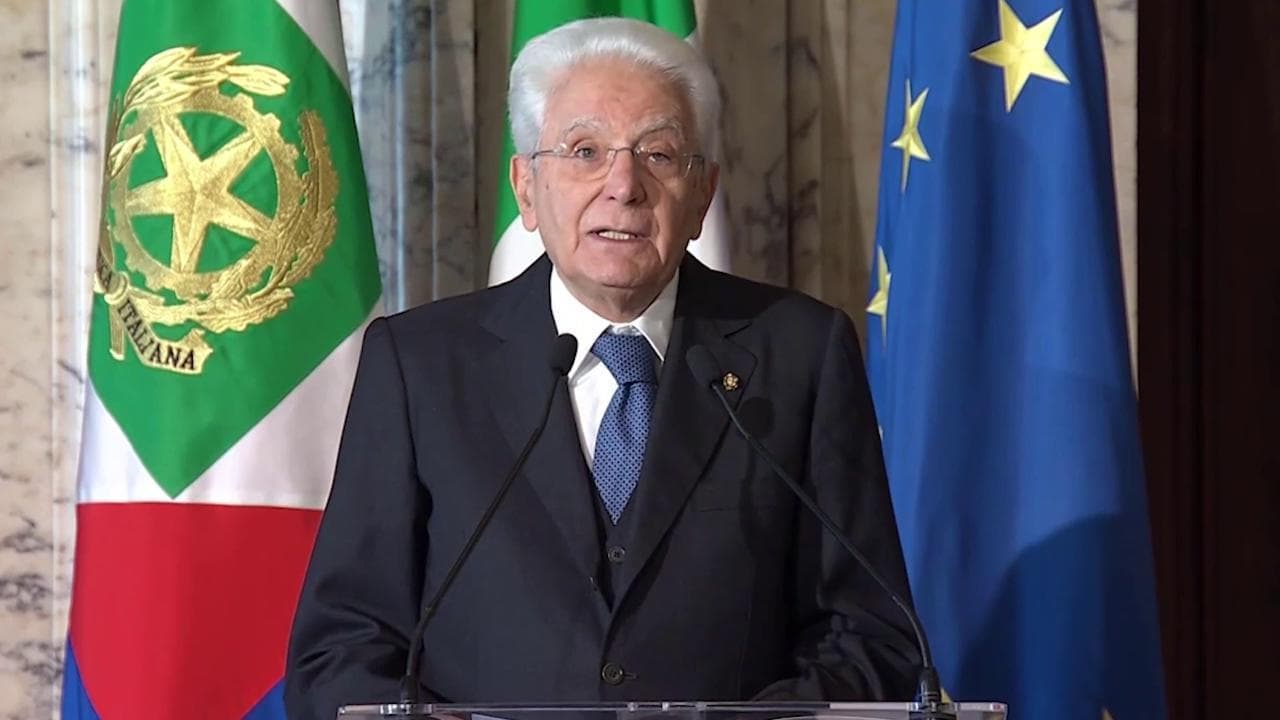 Mattarella: "Squilibri negli stipendi, super manager con retribuzioni migliaia di volte più alte"