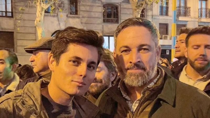 Vito Quiles, a sinistra, con Santiago Abascal
