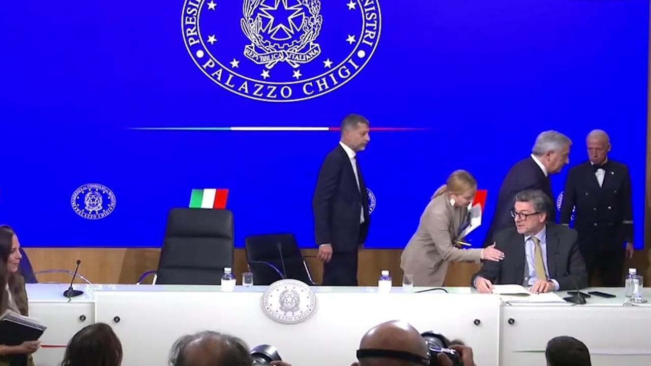 Manovra, Meloni lascia la conferenza stampa: "Resta Giorgetti, in bocca al lupo"