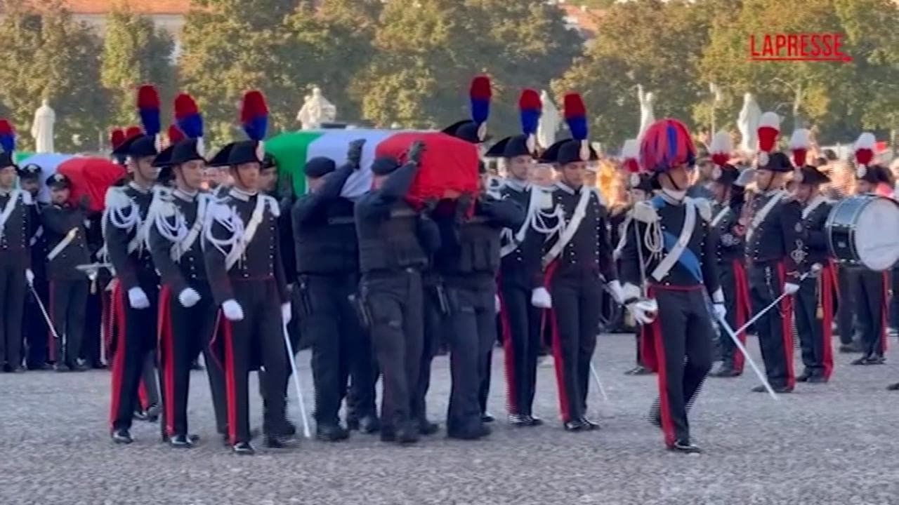 Le bare dei carabinieri morti nell'esplosione a Castel d'Azzano accolte dagli applausi ai funerali