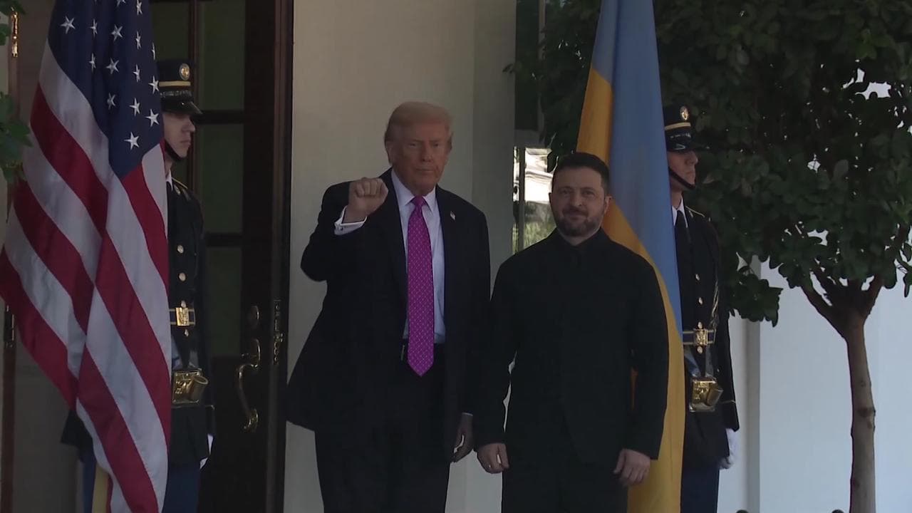 Zelensky arriva alla Casa Bianca: Trump lo accoglie con una stretta di mano