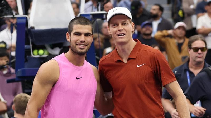 Sinner e Alcaraz prima dell&rsquo;ultimo scontro diretto, la finale degli Us Open, vinta in quattro set dallo spagnolo, che &egrave; in vantaggio 10-5 nelle sfide tra i due
