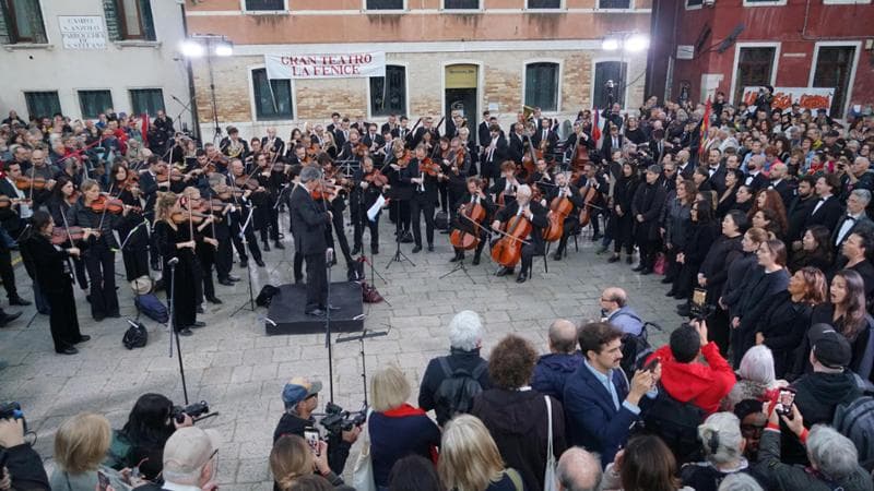 La protesta de la Fenice contro Beatrice Venezi: orchestrali in piazza sulle note di Va’ pensiero