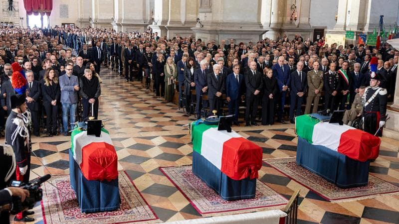 Migliaia all’addio ai carabinieri la commozione del presidente