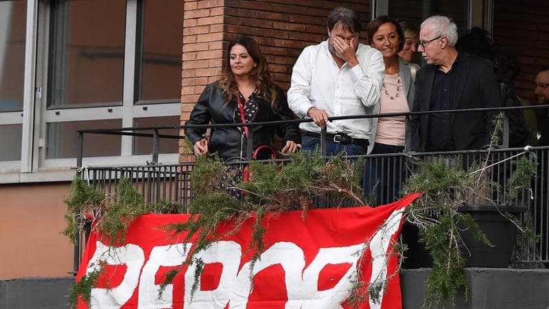 Il giornalista Sigfrido Ranucci si affaccia dal balcone della redazione di Report
