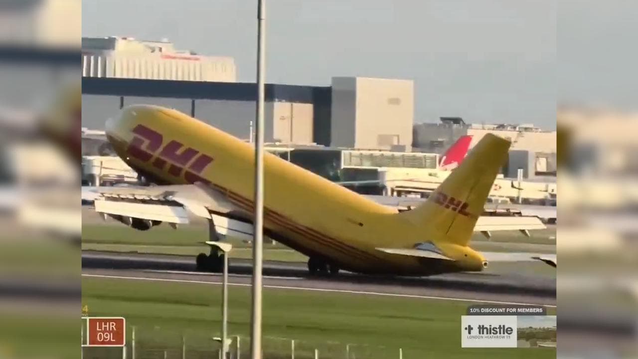Londra, il forte vento complica l'atterraggio: l'aereo cargo urta la coda durante la manovra