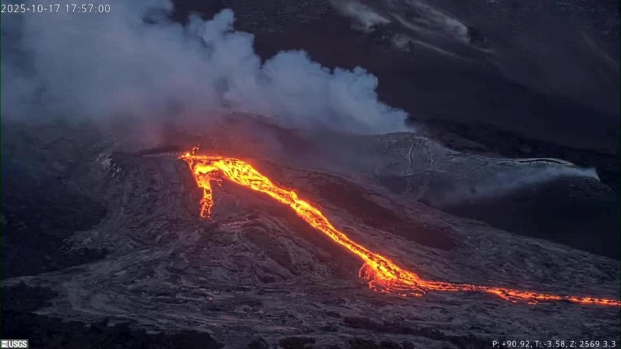Hawaii, il vulcano Kilauea torna a eruttare: la lava illumina la notte sull’isola