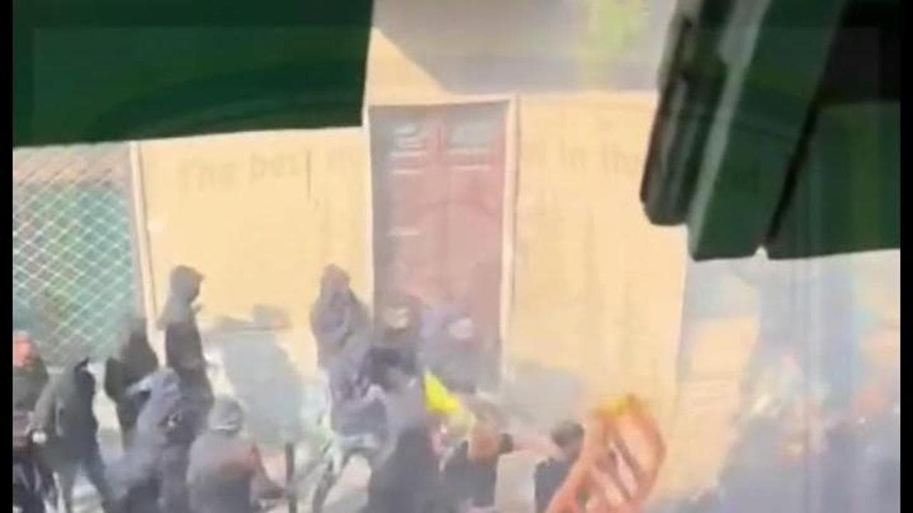 Pisa-Verona, violenti scontri tra tifosi prima del match: la battaglia in strada