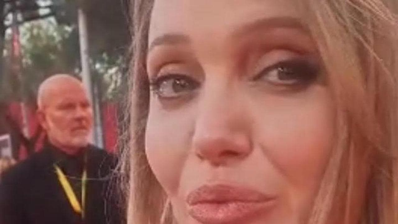 Il red carpet di Angelina Jolie: "Anche con un tumore restiamo donne, non perdiamo l’identità"