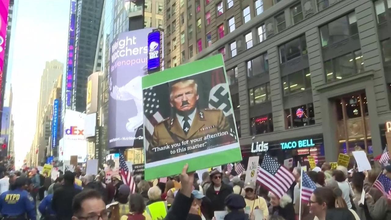 Usa, proteste contro Trump a New York: Times Square invasa da migliaia di persone