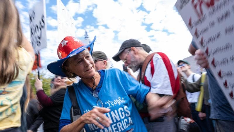L’America in piazza: “Salviamo il Paese da Donald il monarca”