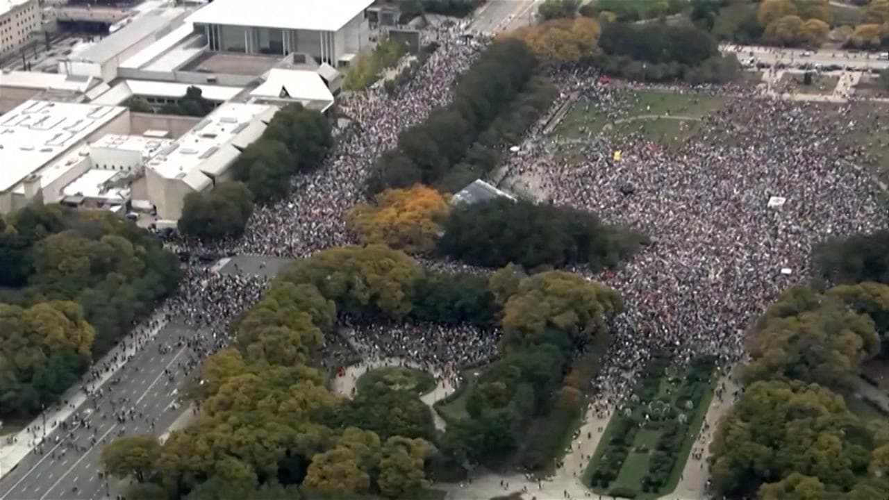 Usa, migliaia di persone per le proteste anti Trump a Chicago: le immagini dall'alto