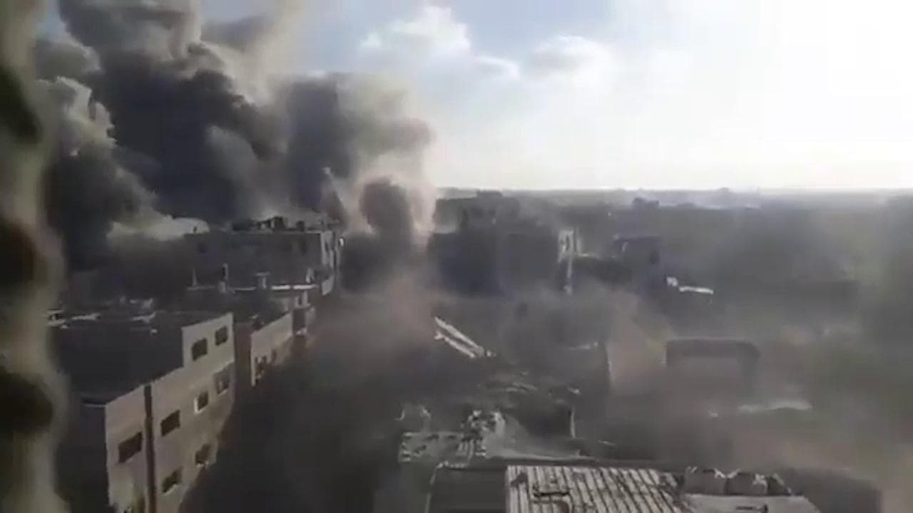 Gaza, filma dal palazzo la ripresa dei bombardamenti israeliani