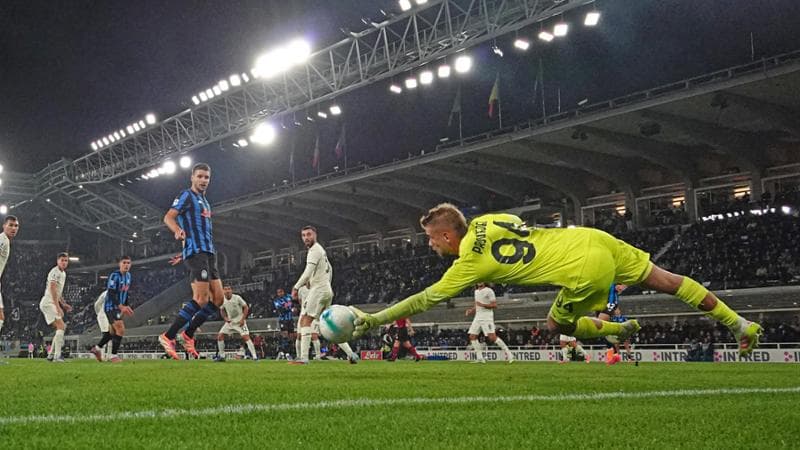 La gran parata di Provedel sul tiro di Lookman