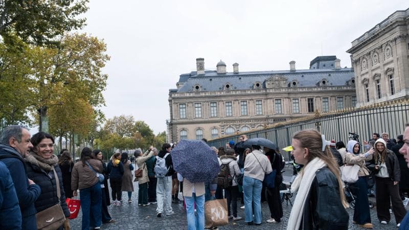 Louvre, colpo in pieno giorno: una banda di finti operai ruba i gioielli di Napoleone