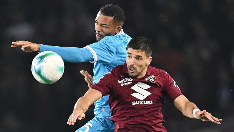 Simeone in azione nella gara con il Napoli
