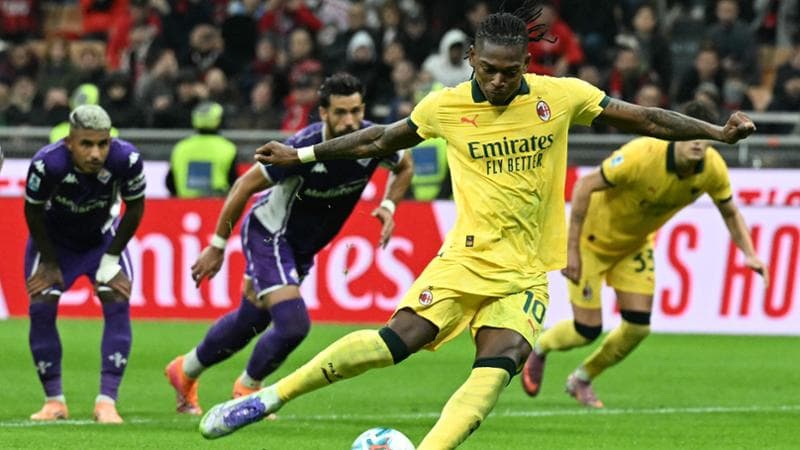 Leao calcia il rigore della vittoria