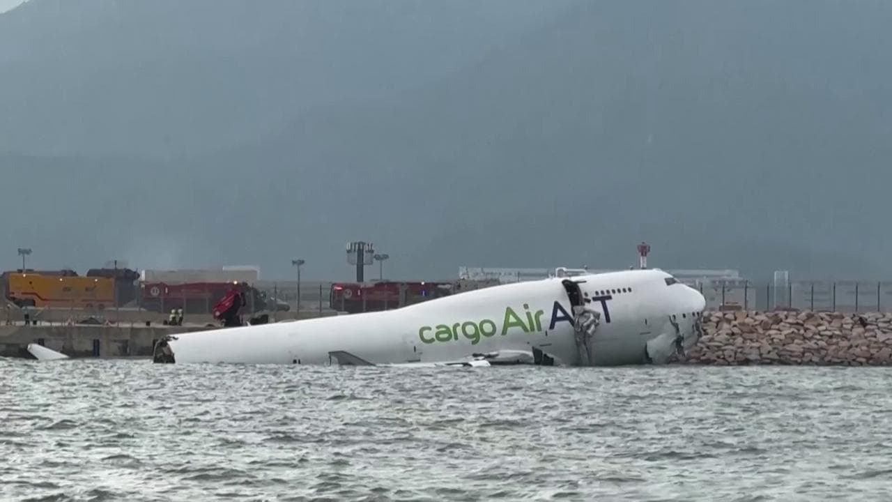 Hong Kong: cargo esce di pista e finisce in mare, due vittime