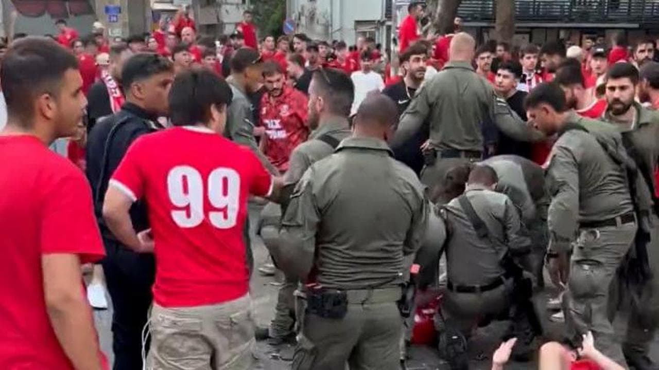 Israele, violenti scontri tra ultras a Tel Aviv: sospeso il derby Maccabi-Hapoel