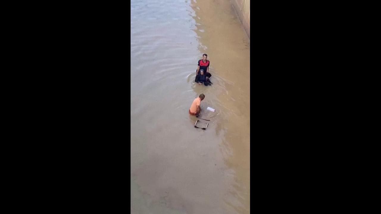 Turchia, resta intrappolata nel sottopassaggio allagato: donna in sedia a rotelle viene salvata così