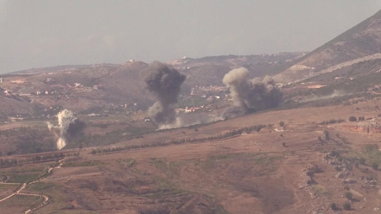 Libano, l'esercito israeliano colpisce obiettivi Hezbollah: alte colonne di fumo dopo il raid