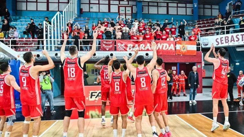 La squadra di Pistoia sotto i tifosi