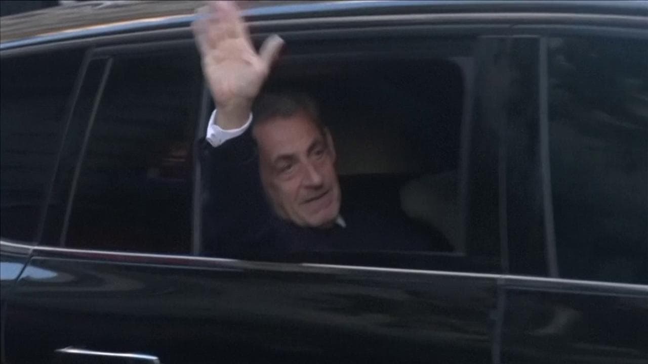 Parigi, Sarkozy saluta i sostenitori dall'auto scortata: il corteo blindato lo accompagna in prigione