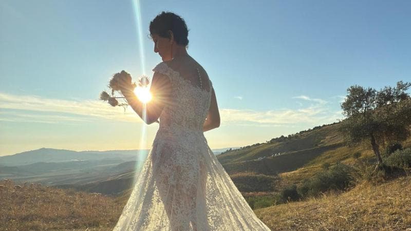 Arisa, 43 anni, in un'immagine del video di "Nuvole", girato tra le rovine di Craco, in provincia di Matera