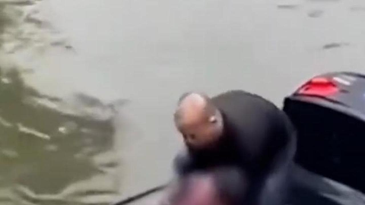 Cina, si getta nel fiume per salvare un automobilista: l'eroico salvataggio compiuto dall'ex soldato