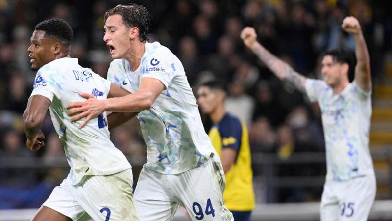 Dumfries esulta dopo il gol