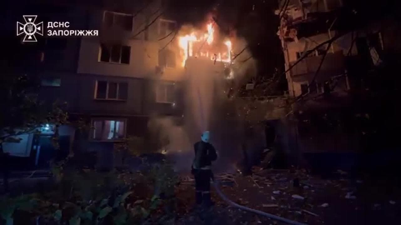 Ucraina - Colpito un condominio a Zaporizhzhia: la fuga dal fuoco di anziani e donne