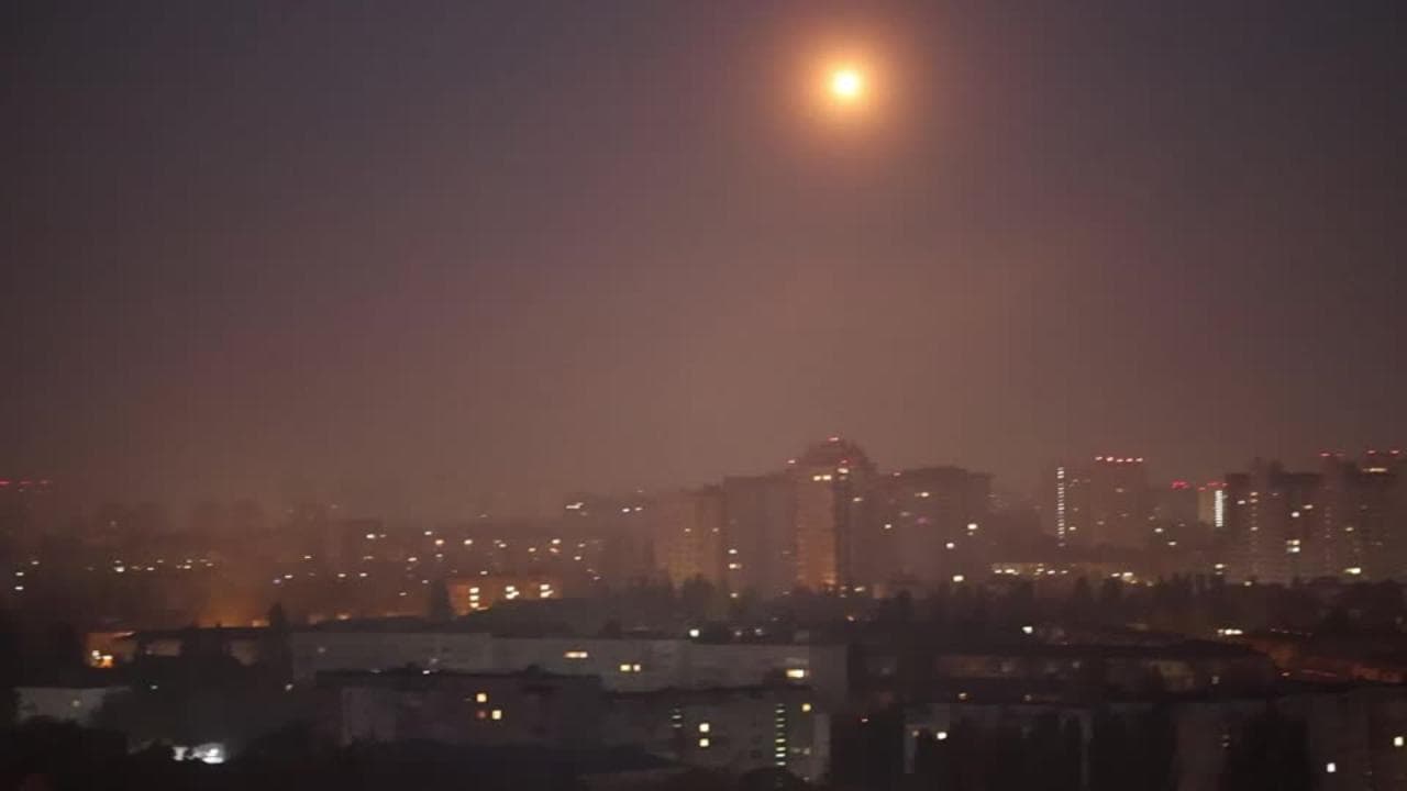 Boati ed esplosioni nel cielo di Kiev: la difesa aerea risponde ai droni russi