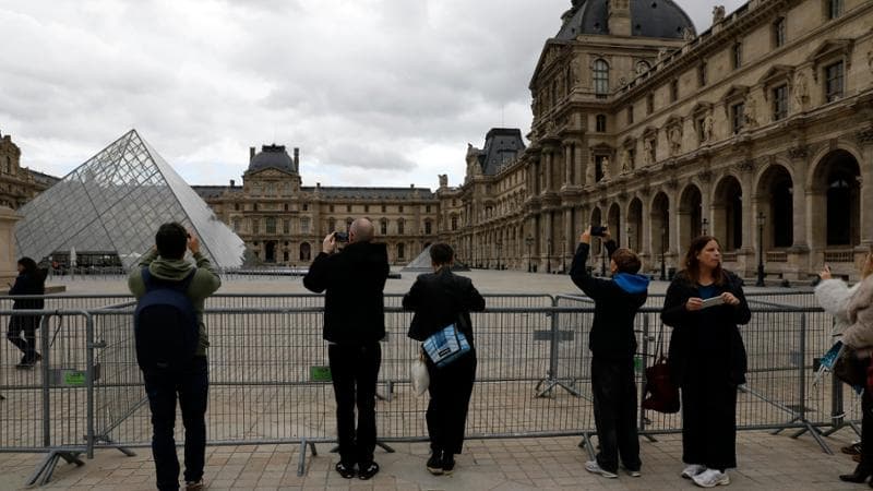 Il Louvre ha riaperto stamattina, tre giorni dopo il clamoroso furto di gioielli