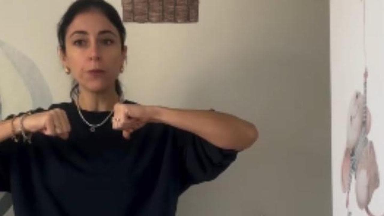 L'insegnante di danza Silvia Contenti canta la filastrocca virale che insegna il consenso ai bambini
