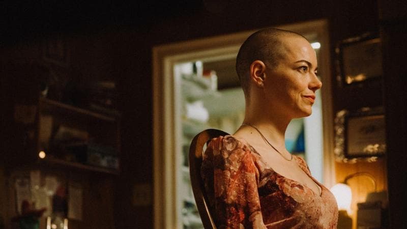 “Bugonia”, una favola nera e irresistibile. Emma Stone di una bravura disumana
