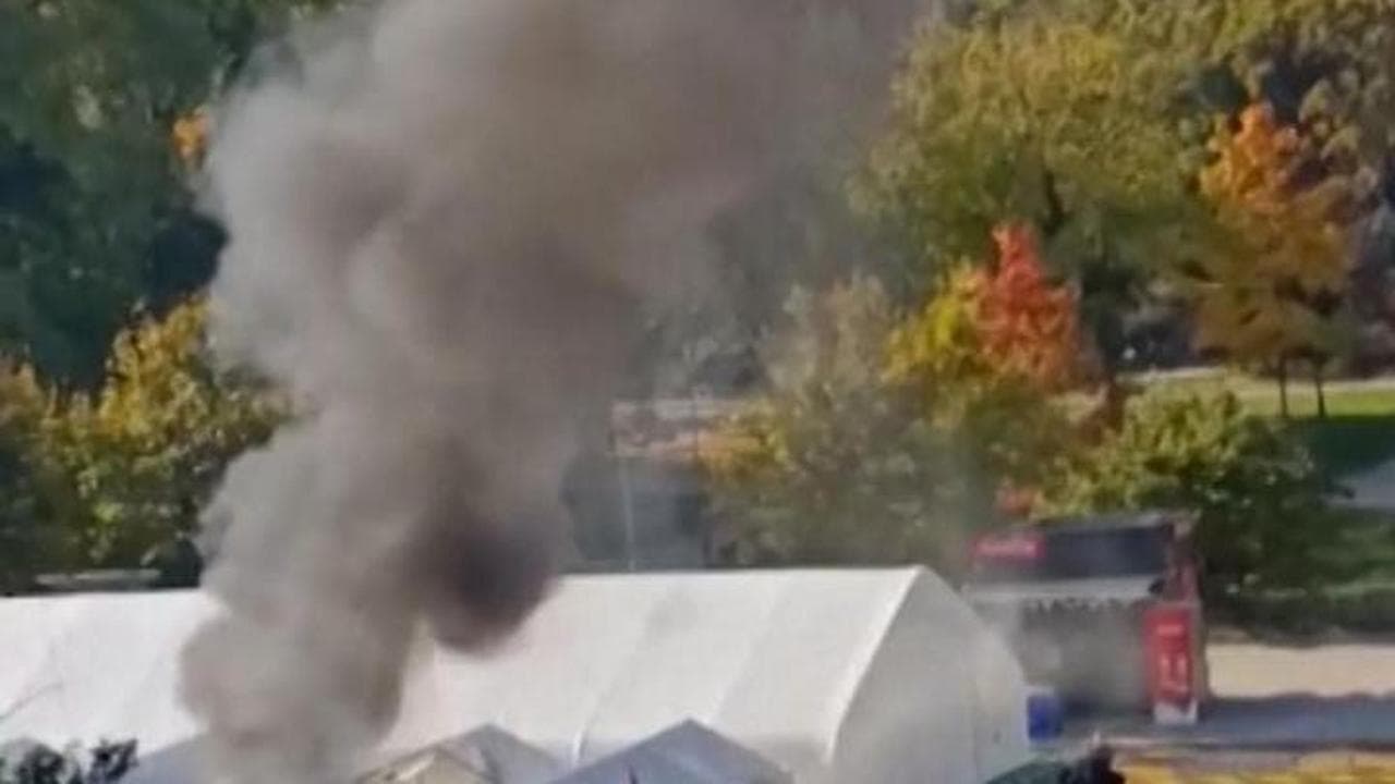 Spari, un incendio, un ferito e un arresto fuori dal Parlamento a Belgrado