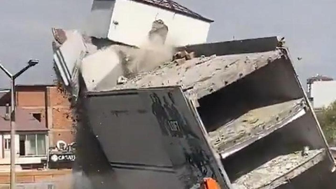 Turchia, edificio crolla durante i lavori di demolizione: i detriti colpiscono passanti e veicoli