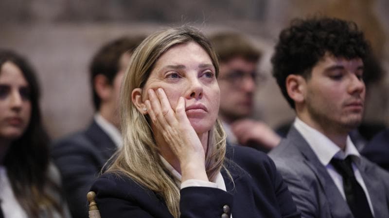 La “zarina” Bartolozzi a Capri sulla barca della Finanza destinata a Nordio. Opposizioni protestano