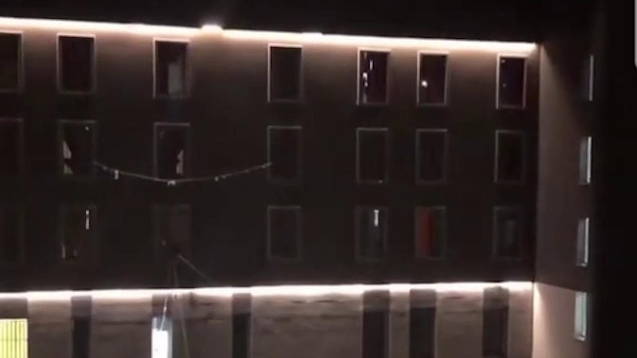Sarkozy insultato e minacciato dai detenuti: prima notte tra urla, risolini e dirette social