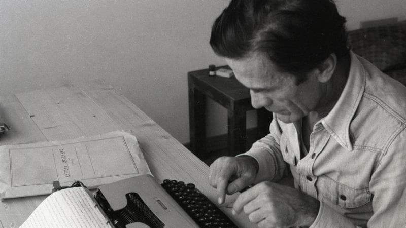 Ancora Pasolini nel servizio scattato da Dino Pedriali poco prima della morte. Le fotografie di Pedriali, provenienti dal Fondo Pedriali custodito dalla Cineteca di Bologna, saranno esposte nella mostra Pasolini. Anatomia di un omicidio, alla Galleria Modernissimo di Bologna dal 30 ottobre all'8 febbraio 2026.