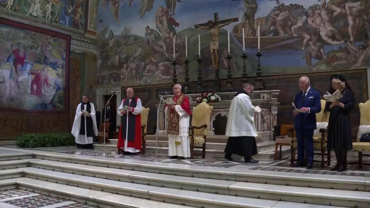 Carlo e Camilla in Vaticano: la storica preghiera del re con Leone XIV nella Cappella Sistina