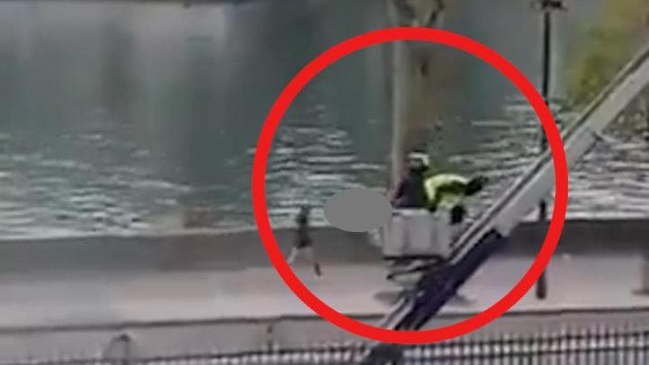 Furto al Louvre: il momento della fuga dei ladri su un carrello elevatore