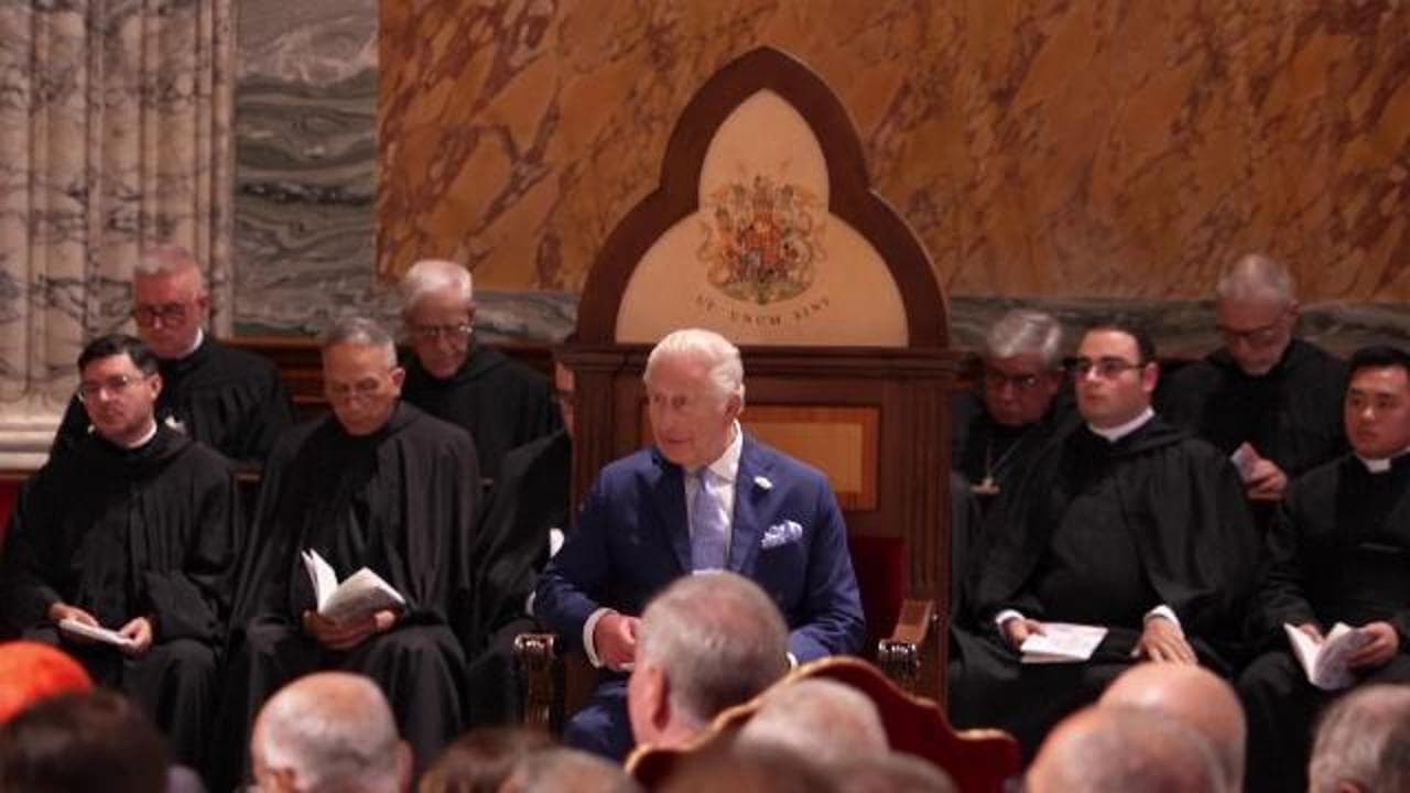 Carlo e Camilla arrivano nella basilica di San Paolo: il re sullo scranno speciale creato per lui