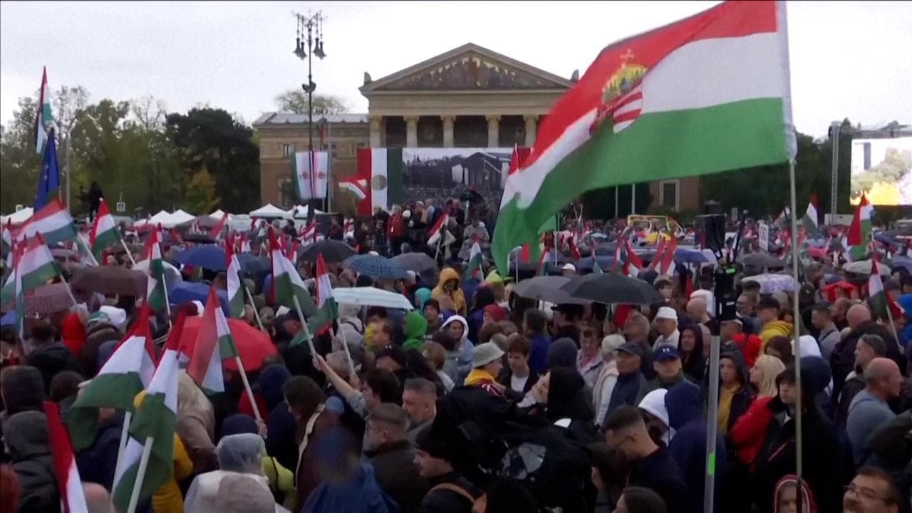 Ungheria, contro Orbán decine di migliaia di persone in piazza a Budapest