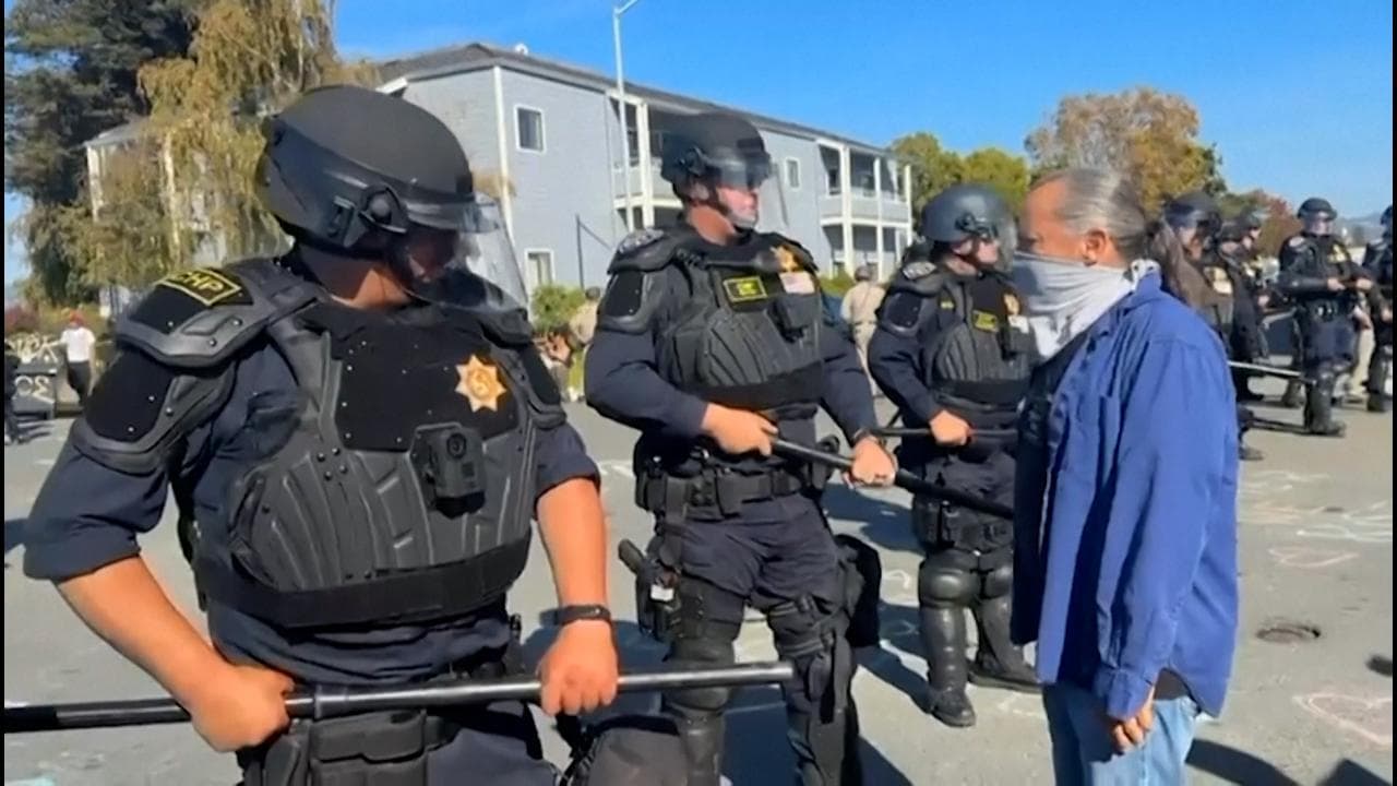 California: manifestanti contro l'arrivo degli agenti federali, interviene la polizia antisommossa