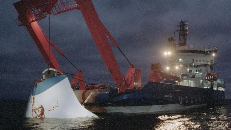 Il recupero di una parte del traghetto Estonia affondato nel 1994