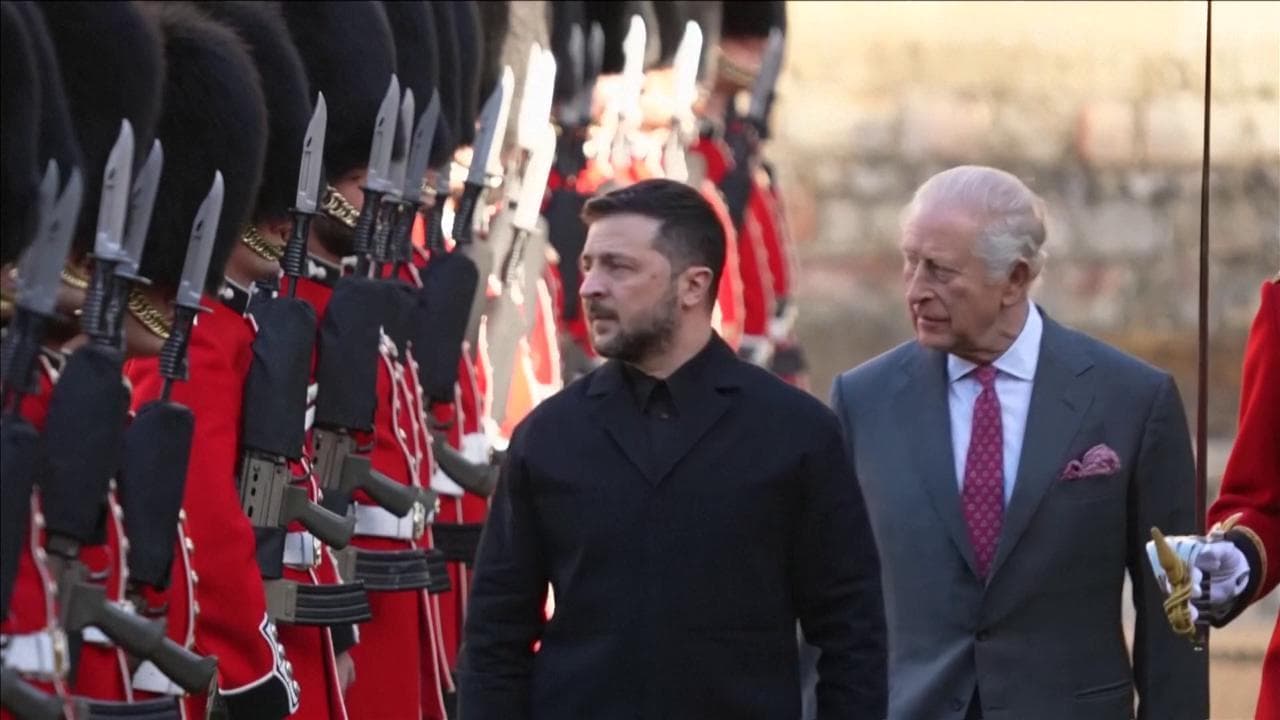 Re Carlo riceve Zelensky al castello di Windsor: inno ucraino e picchetto d'onore