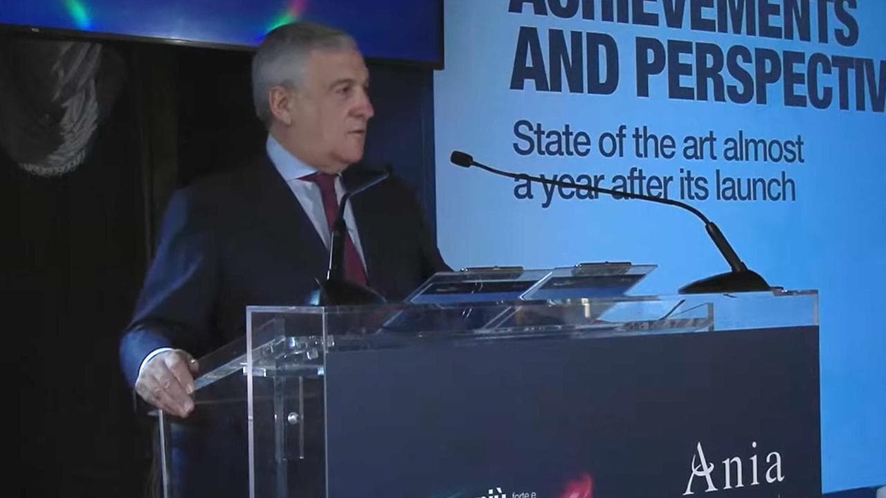 Manovra, Tajani: "Banche e assicurazioni non sono mucche da mungere"