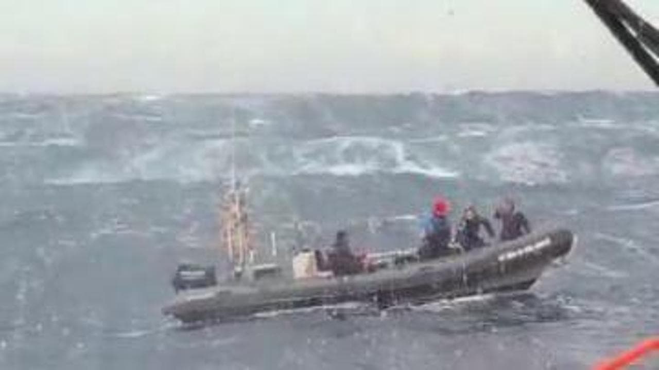 Spagna, gommone alla deriva nel mare in tempesta: il soccorso tra onde di tre metri
