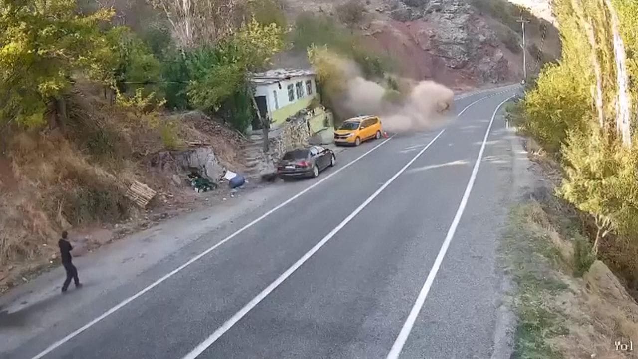 Turchia, enorme masso frana su una strada di montagna: passante si salva all'ultimo istante